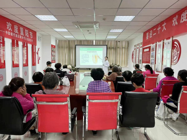 成宏口腔醫(yī)院公益行丨走進(jìn)銀行、社區(qū)，科普講座＋義診，我們一直在行動(dòng)！